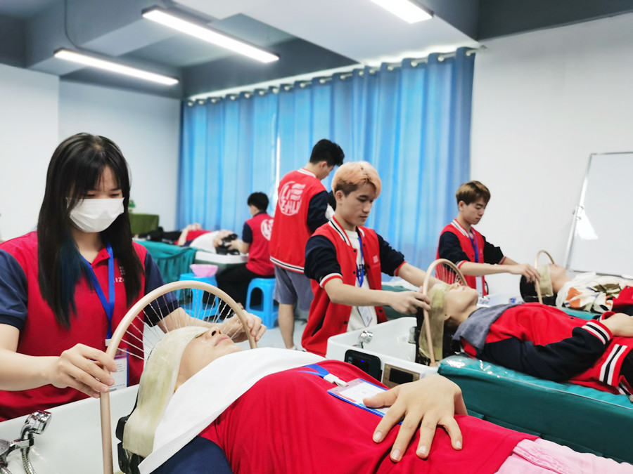 姜療洗頭的好處，南寧頭療洗護(hù)養(yǎng)發(fā)學(xué)校告訴你