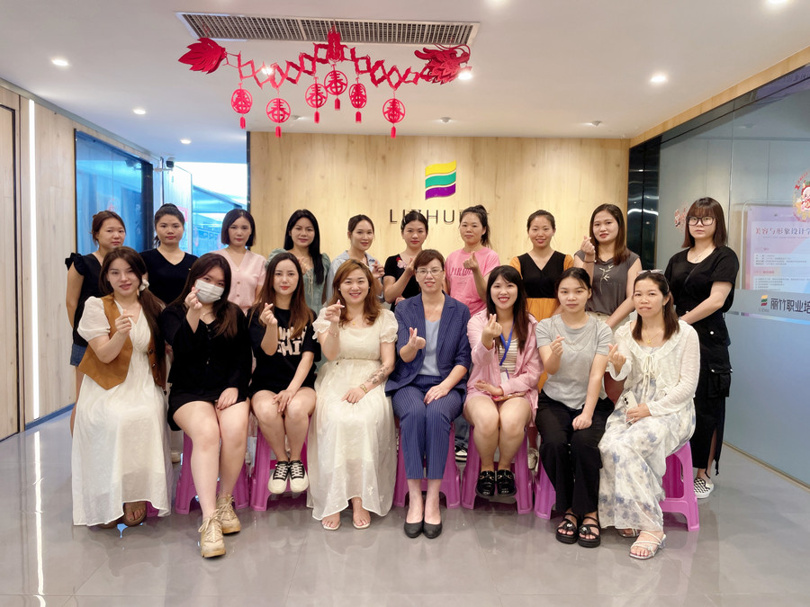 圓滿收官！南寧美睫職業(yè)學(xué)校課程結(jié)束