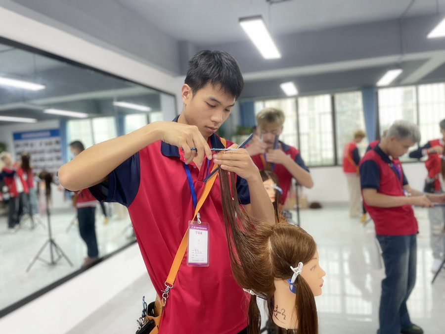 南寧美發(fā)基礎(chǔ)學(xué)校：牙剪是干嘛的？