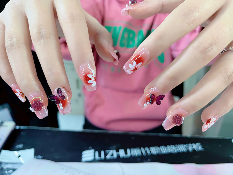 廣西美甲美睫：如何選擇適合自己的指甲形狀？