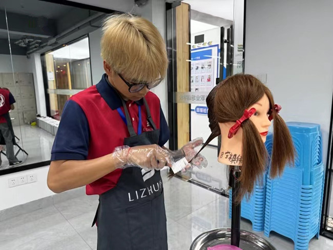 如何進(jìn)行染發(fā)？南寧燙染實(shí)訓(xùn)課堂