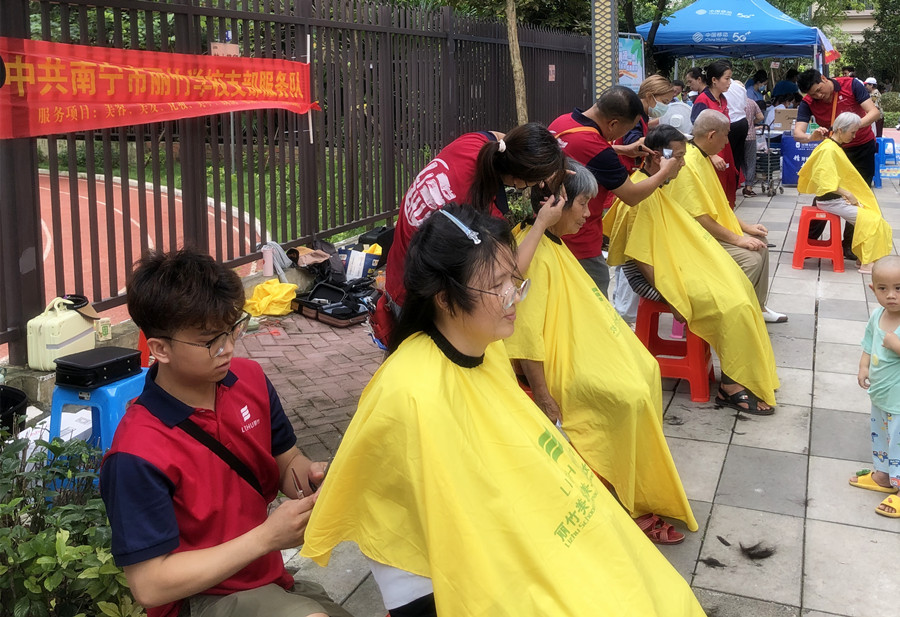 南寧培訓(xùn)美發(fā)社會實踐，為公園溪府小區(qū)居民免費理發(fā)