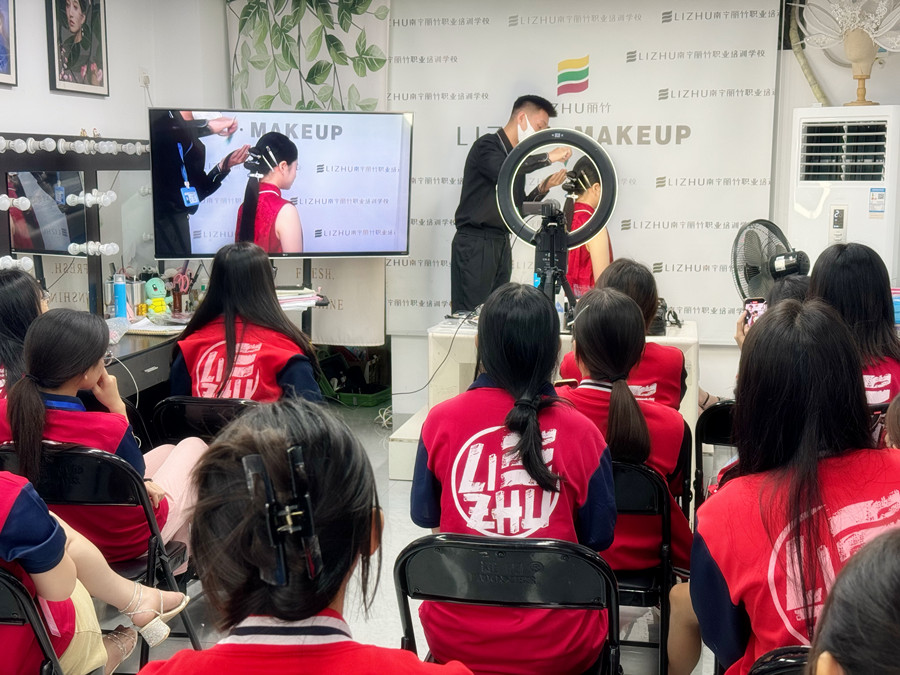 剪紙國風造型課堂，廣西專業(yè)彩妝學校