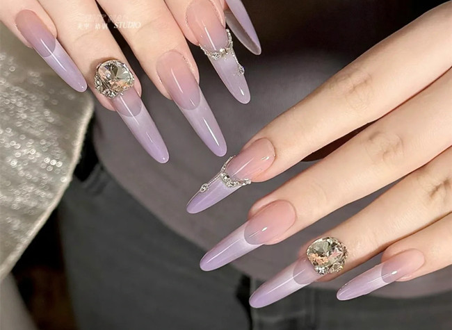 紫色顯白美甲，南寧美甲造型培訓(xùn)學(xué)校分享