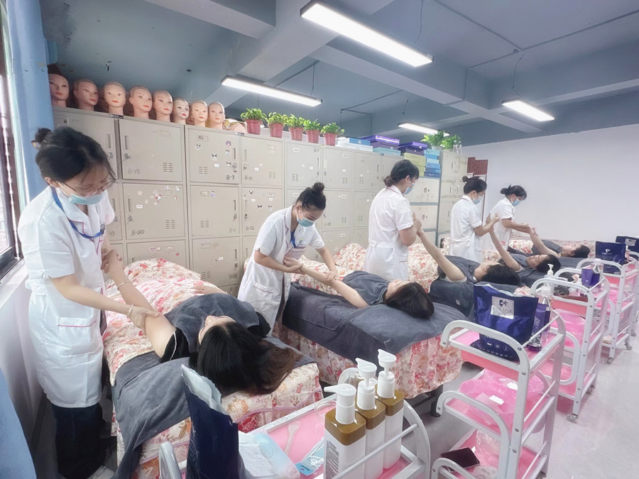 為什么要進行手部護理？南寧美容職業(yè)培訓學校解答