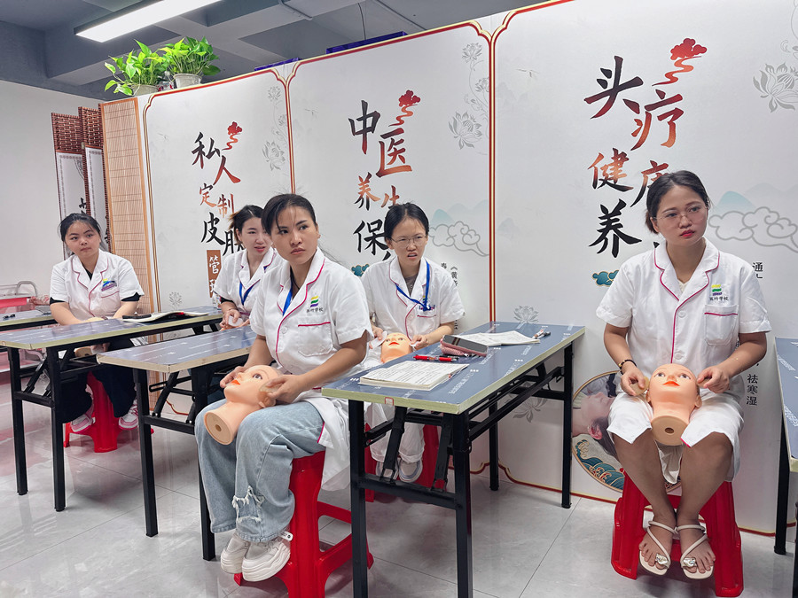 假頭模面部美容教學(xué)，南寧美容培訓(xùn)被認(rèn)可