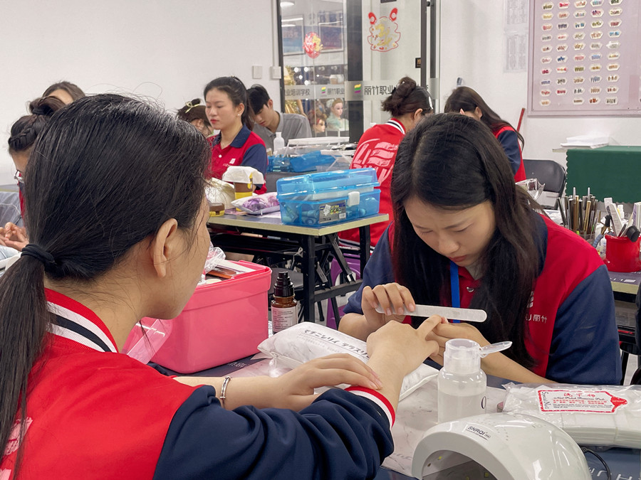 如何成為高價(jià)美甲師？廣西學(xué)美甲哪里時(shí)尚？