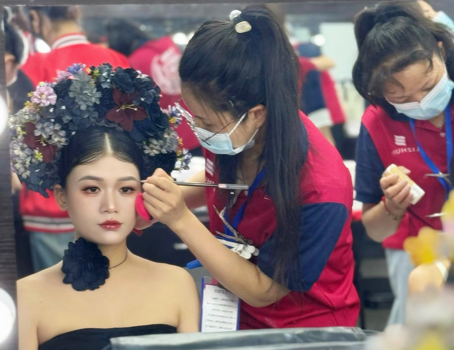 新中式簪花寫真，零經(jīng)驗(yàn)學(xué)化在廣西學(xué)員作品