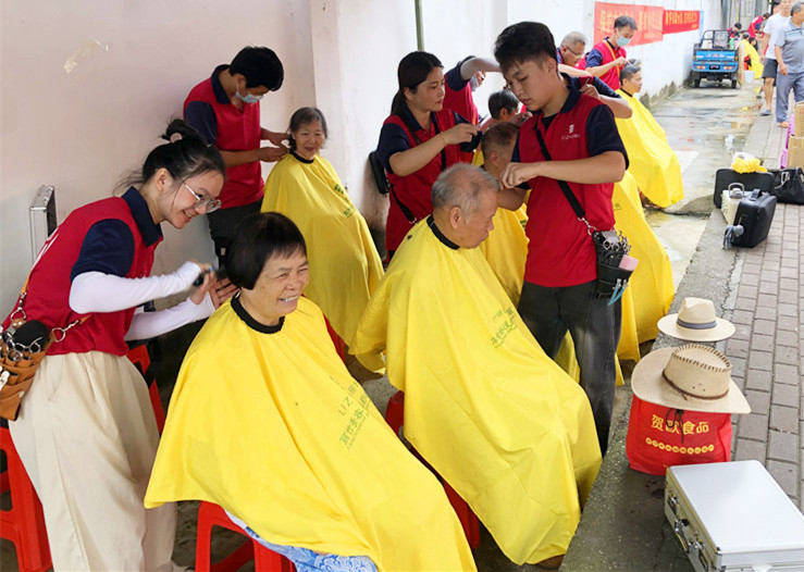 南寧理發(fā)美發(fā)學(xué)校為民免費理發(fā)，個個都是“活雷鋒”