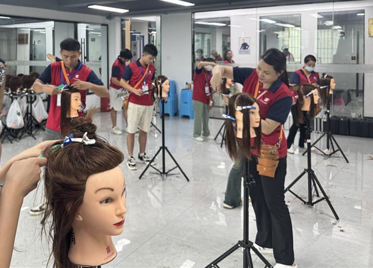 什么是挑剪？廣西美發(fā)剪發(fā)理發(fā)學(xué)校課堂講解