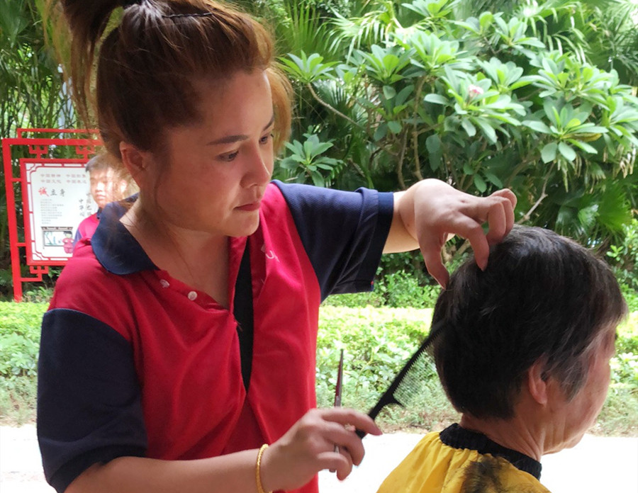 抓剪的操作手法，南寧美發(fā)理發(fā)學(xué)校為你介紹