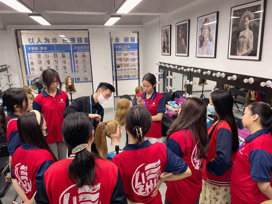 赫本頭發(fā)型手法技巧，南寧化妝發(fā)型學(xué)校分享