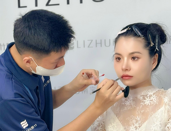 時尚簡約新娘造型，南寧新娘化妝造型學(xué)校作品