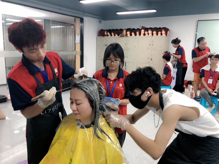 如何向顧客推薦合適的發(fā)色？南寧燙染造型學(xué)校分享