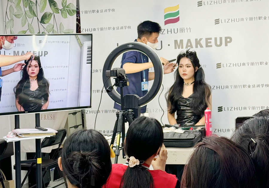 貓系造型課堂手法演示，廣西化妝高彩培訓班課堂