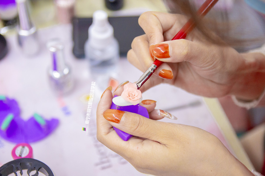 雕花美甲怎么才能做得好？廣西美甲師日常工作
