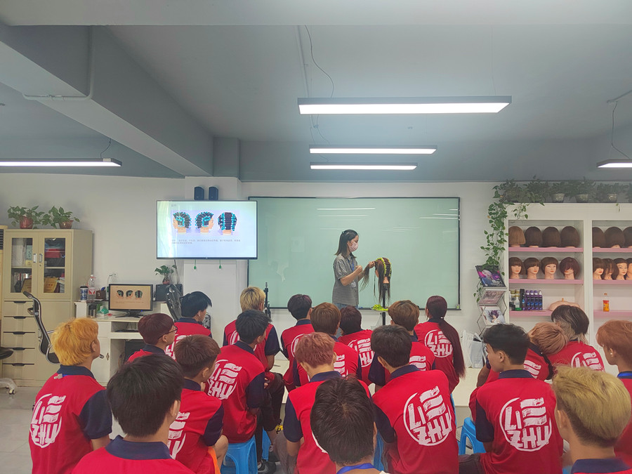 南寧學(xué)燙發(fā)：如何提升標(biāo)準(zhǔn)操作速度？