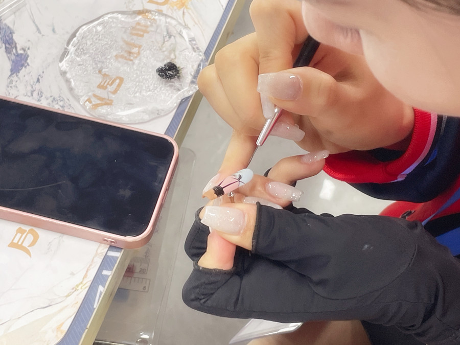 甲片的材質(zhì)和使用時(shí)間限制？南寧美甲進(jìn)修深造培訓(xùn)