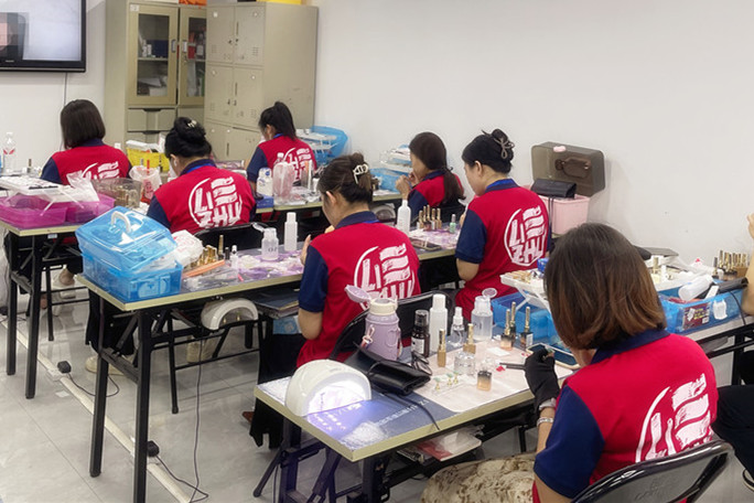 黑色系ins風(fēng)美甲，廣西美甲名?？钍浇榻B