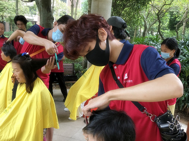 國慶送“禮”，南寧美發(fā)技術(shù)學校進行免費理發(fā)活動