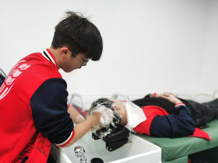 你頭發(fā)掉落的5個原因，南寧美發(fā)護發(fā)職校解析