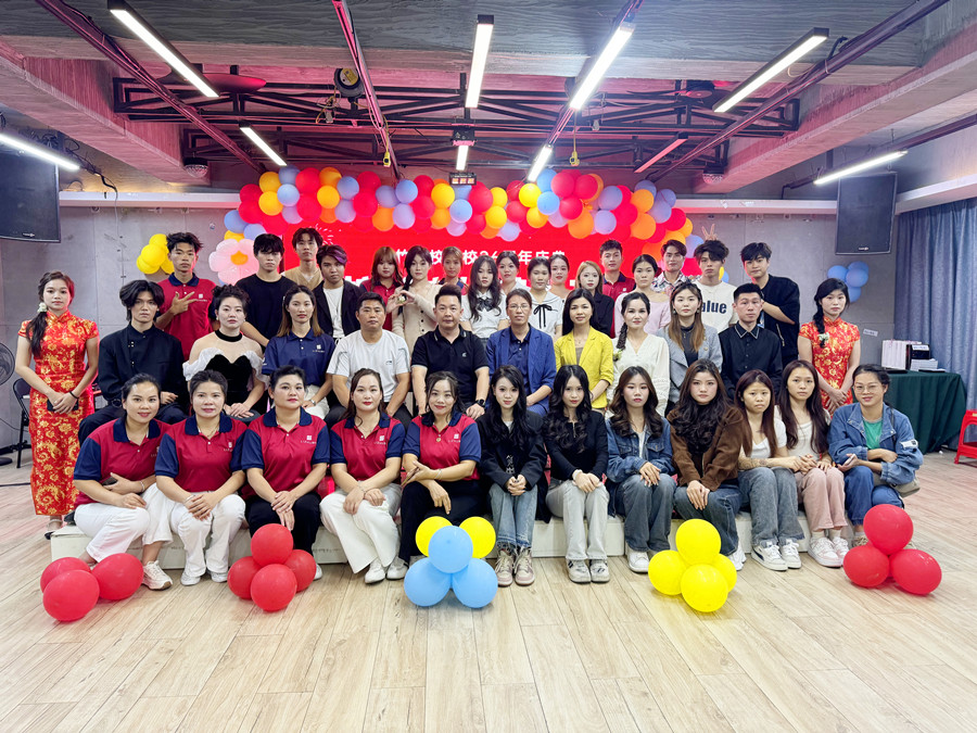 11月8日，南寧麗竹職業(yè)培訓(xùn)學(xué)校校園文化藝術(shù)節(jié)盛大舉辦