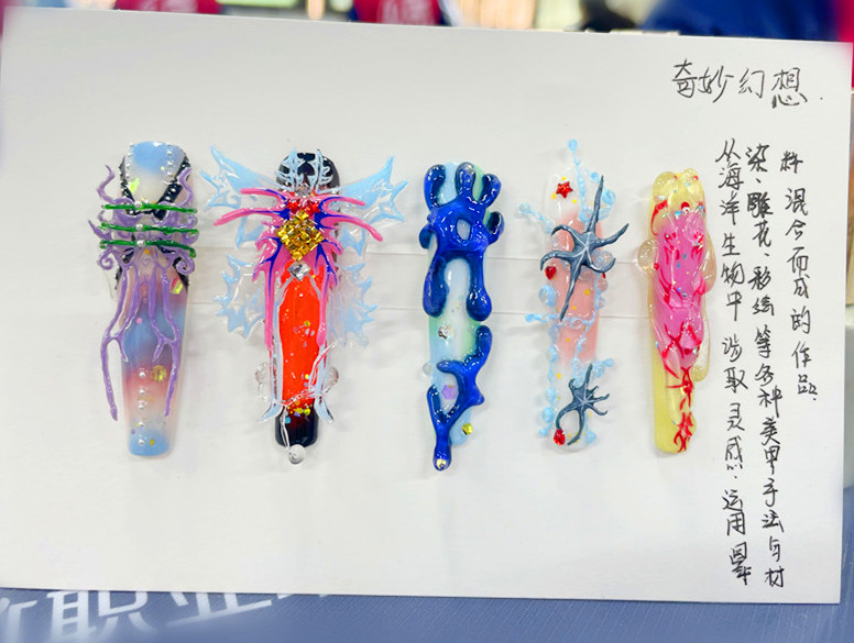 南寧學(xué)美甲零經(jīng)驗(yàn)學(xué)員作品《奇妙幻想》