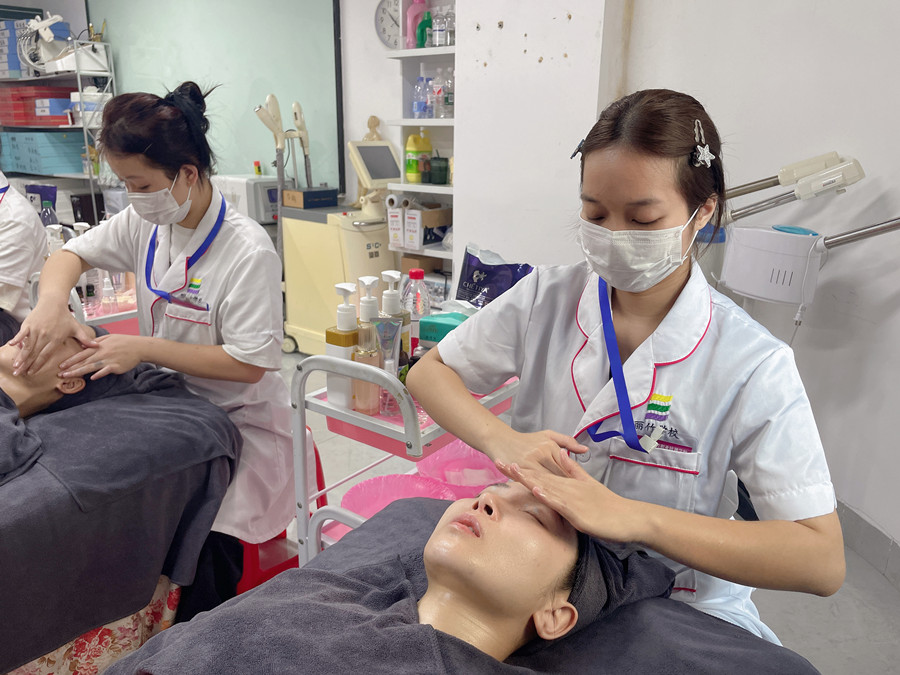 護(hù)膚三部曲有哪些項(xiàng)目？廣西學(xué)美容哪里便宜