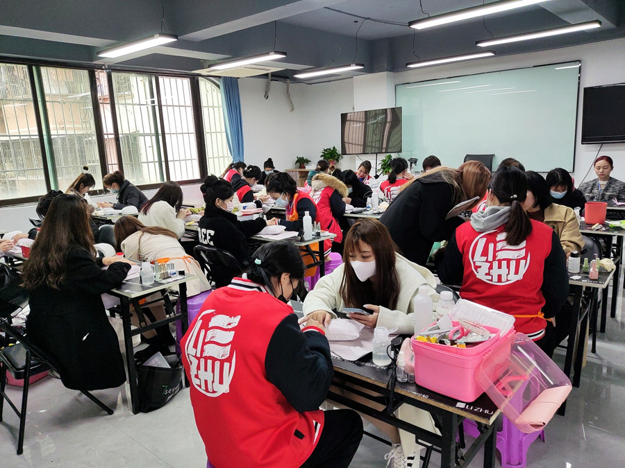 南寧美甲護理培訓：為什么你的指甲又脆又??？