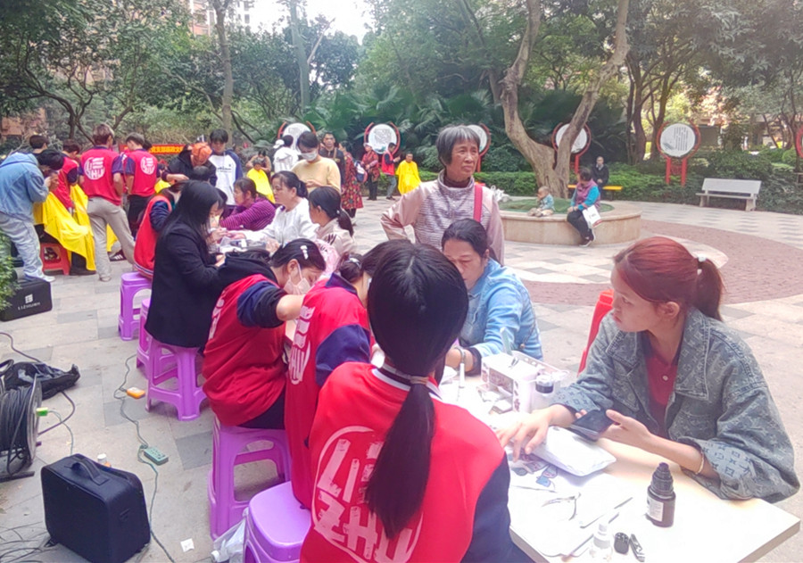 南寧美甲職業(yè)學校來到愛情海小區(qū)，為居民提供免費美甲