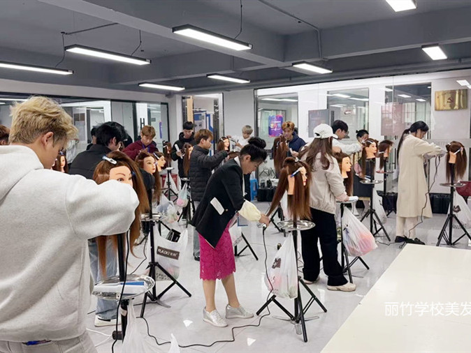 如何拉直發(fā)？南寧燙染培訓(xùn)零基礎(chǔ)