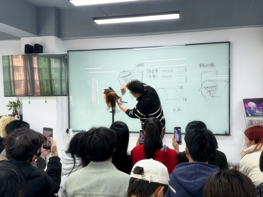 內(nèi)斜手法練習(xí)，廣西美發(fā)女士剪發(fā)培訓(xùn)