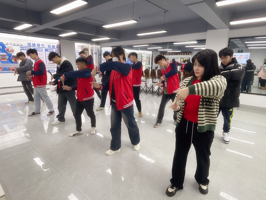 美發(fā)新手如何使用梳子？南寧美發(fā)基礎(chǔ)教學(xué)