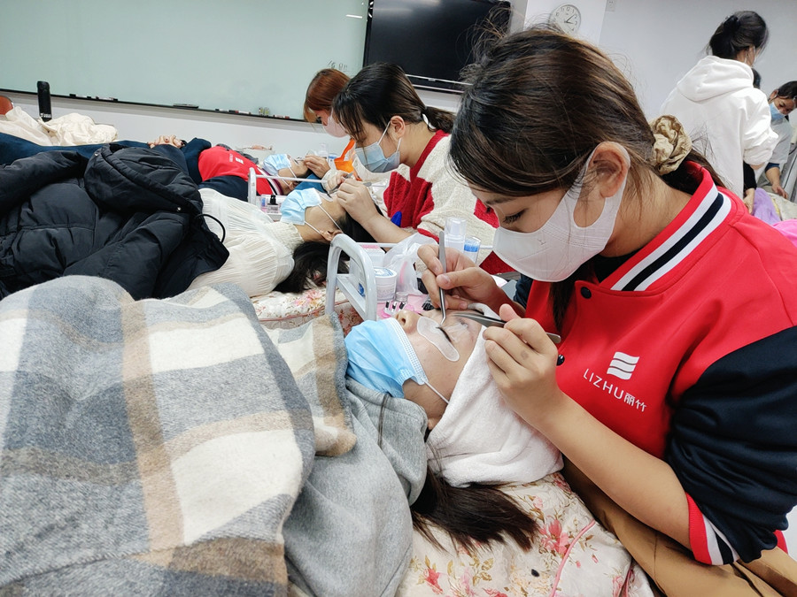 南寧美甲美睫培訓：開綜合店為什么要學美睫？