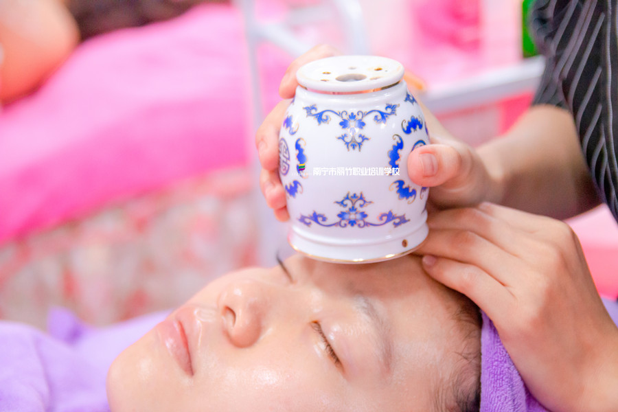 艾灸罐艾灸額頭的好處，廣西艾灸學(xué)校課程講解
