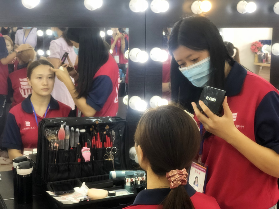 如何打造自然底妝？廣西彩妝教學(xué)基礎(chǔ)