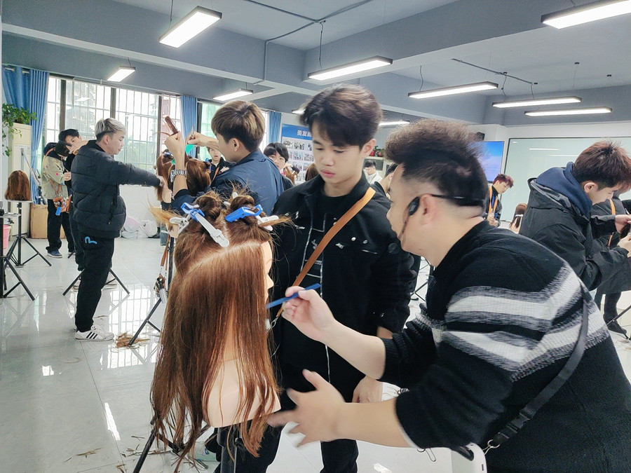 南寧剪女發(fā)哪里時(shí)尚？南寧哪里可以學(xué)剪女？