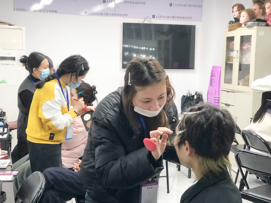 廣西化妝基礎(chǔ)短期：零基礎(chǔ)學化妝入門學什么？