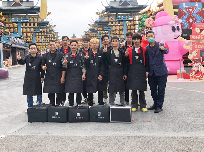 廣西美發(fā)職業(yè)學(xué)?！岸露挲堫^”義剪活動(dòng)