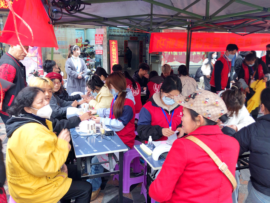 美甲活動(dòng)免費(fèi)，南寧美甲造型專業(yè)學(xué)校開(kāi)啟“學(xué)雷鋒月”