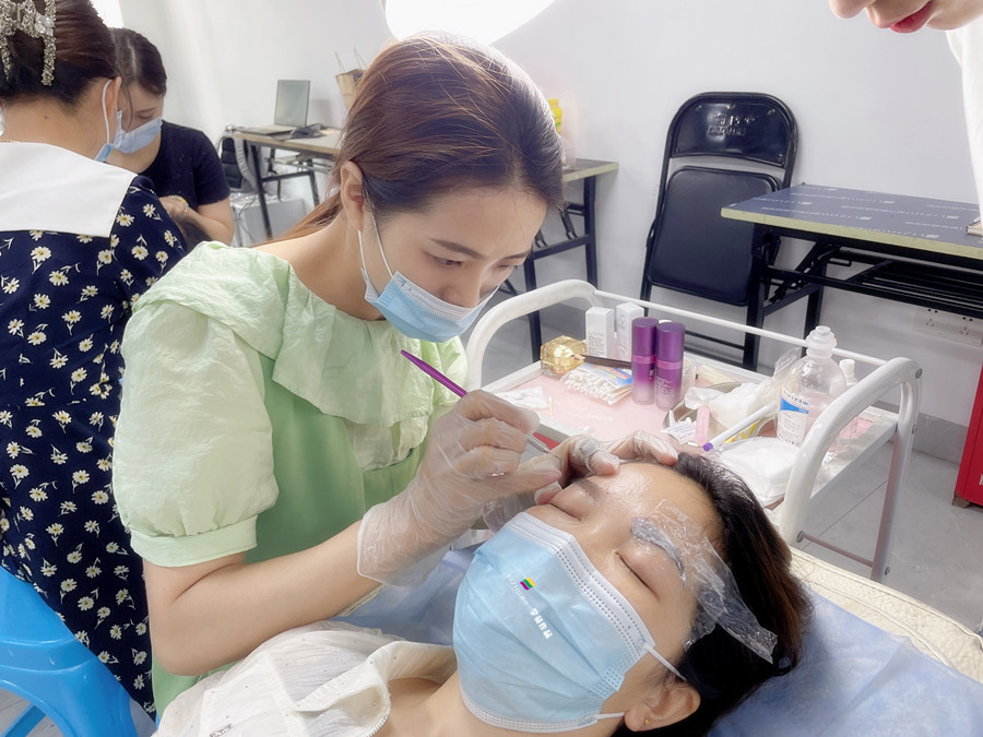 南寧教紋繡：如何掌握紋繡上色的時(shí)間？