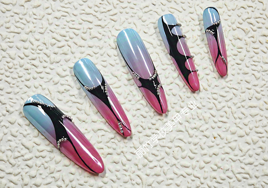  漸變線條美甲，廣西美甲學(xué)院實(shí)訓(xùn)作品