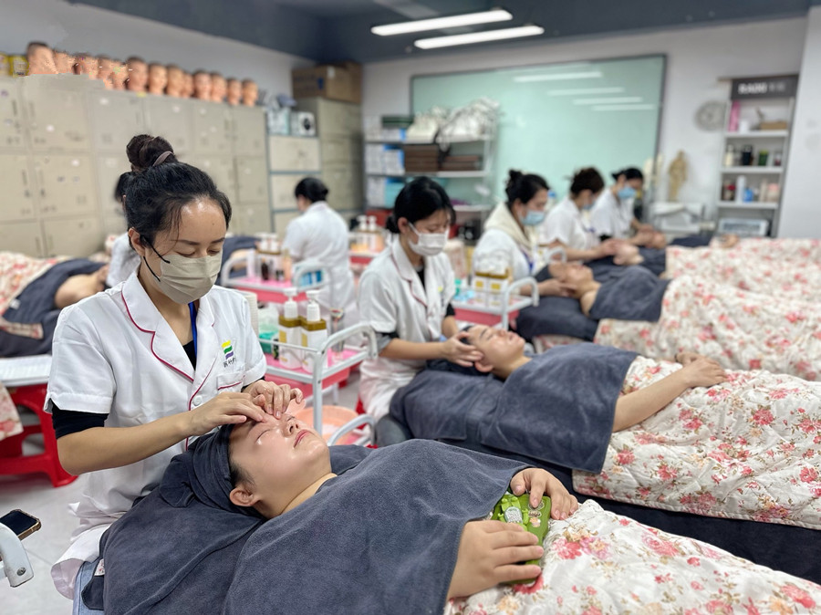 南寧面部護(hù)理：學(xué)員操作手法考核