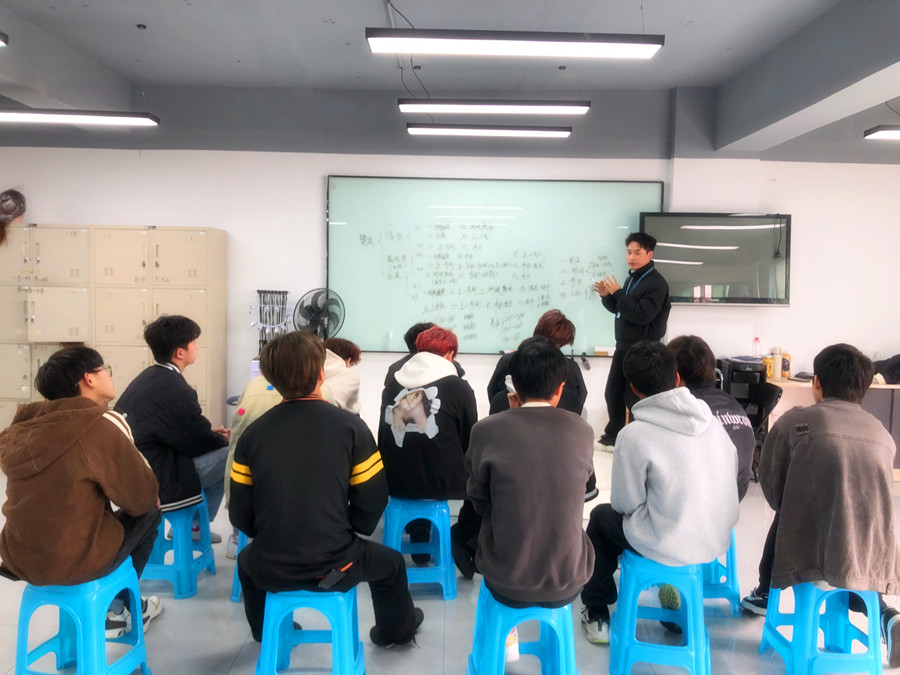 廣西燙發(fā)專(zhuān)業(yè)教案：如何正確蓋白發(fā)？