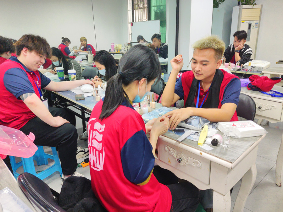 學美甲從零開始：男士美甲如何選擇？