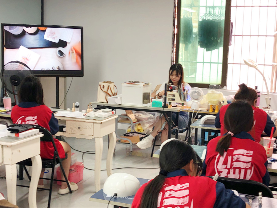 想在南寧學(xué)美甲技術(shù)，歡迎報(bào)讀麗竹學(xué)校