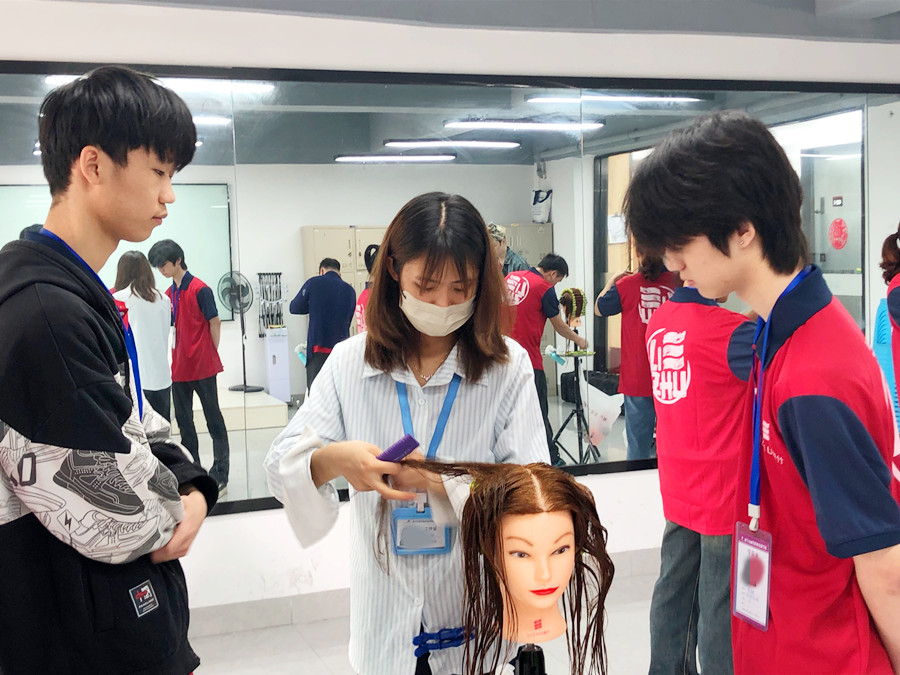 標(biāo)準(zhǔn)杠練習(xí)重點(diǎn)，南寧花式燙發(fā)學(xué)校解析