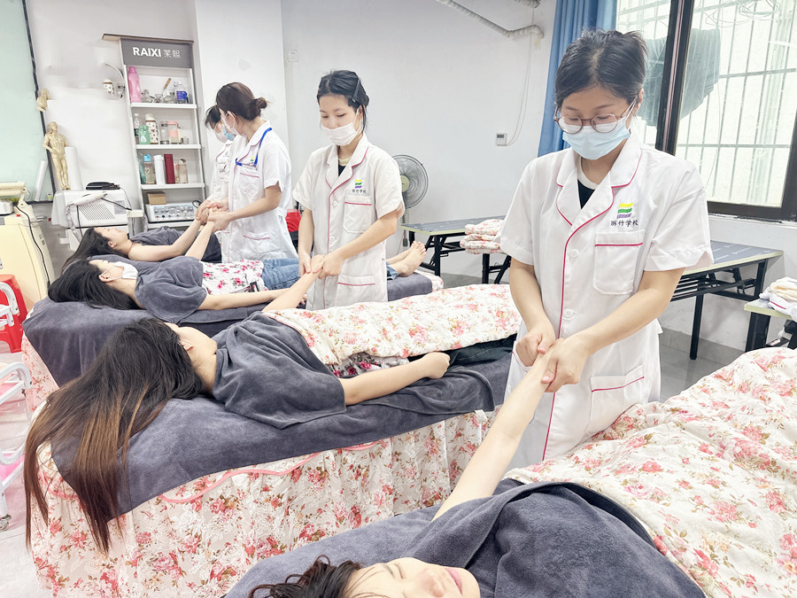 手臂按摩的好處，廣西美容美體教學(xué)