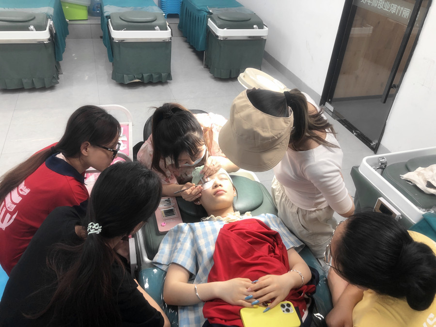 讓美睫保持時間長的技巧，學(xué)美睫從零開始