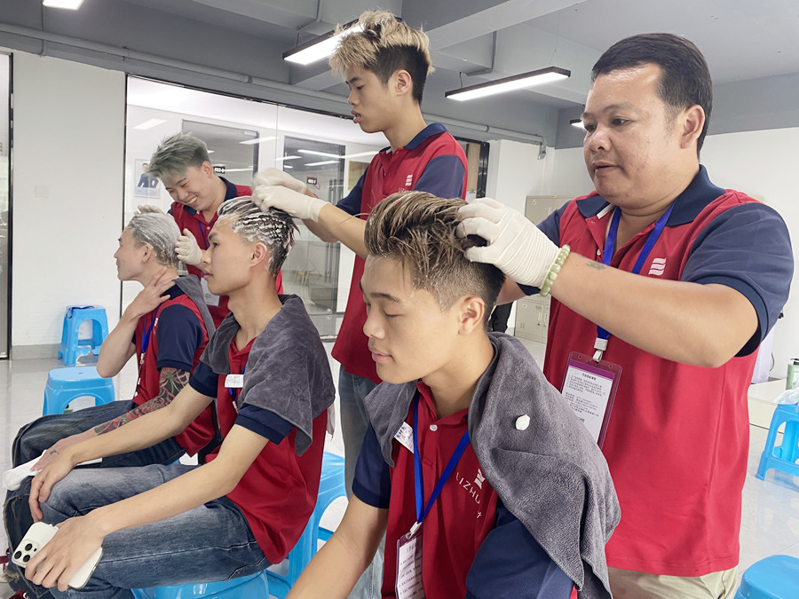 坐式洗頭起泡技巧，南寧美發(fā)洗護培訓